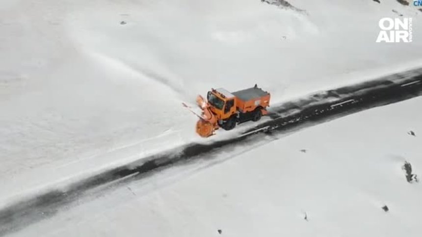 Екстремна пролет: Пет метра сняг натрупа по най-високия път в Румъния