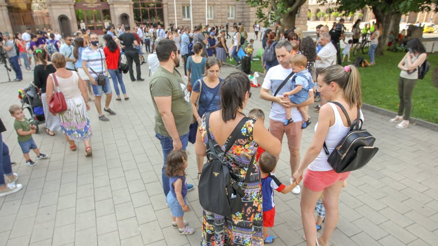 Родители се събраха на протест заради липсата на детски градини