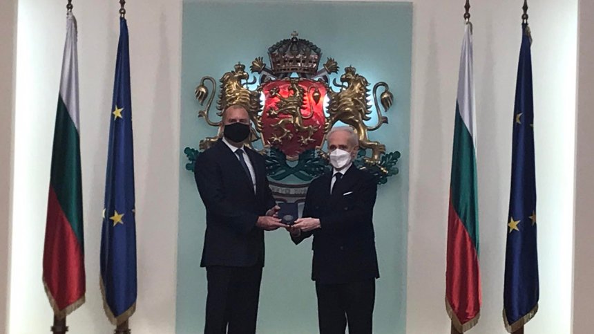 Радев удостои с Почетния знак на президента световноизвестния тенор Хосе Карерас