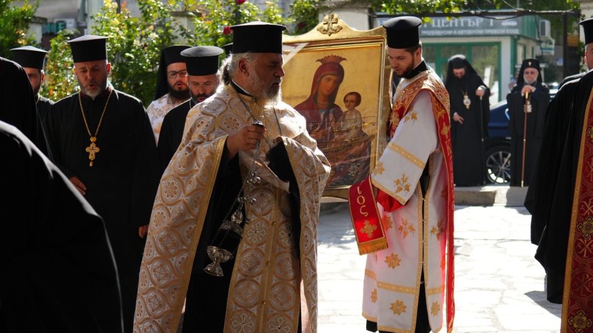 Посрещнаха чудотворната икона на Пресвета Богородица Скоропослушница в Стара Загора