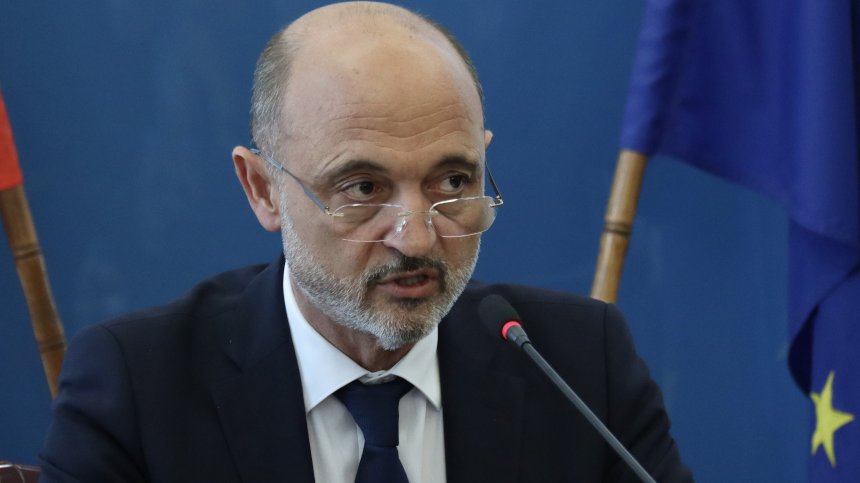 Министър Меджидиев: Обединихме се в усилието да предотвратим недостига на лекарства