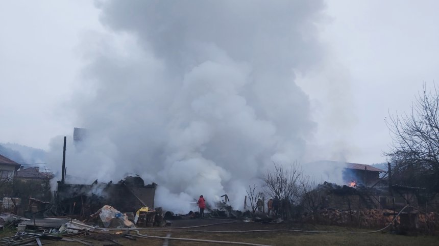 Пожар унищожи плевни и обори в село Краище, две пожарни гасят