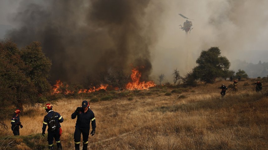 Пожар избухна до Атина, десетки огнеборци са на терен