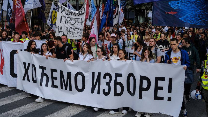 Протестиращи в цяла Сърбия настояват за предсрочни парламентарни избори