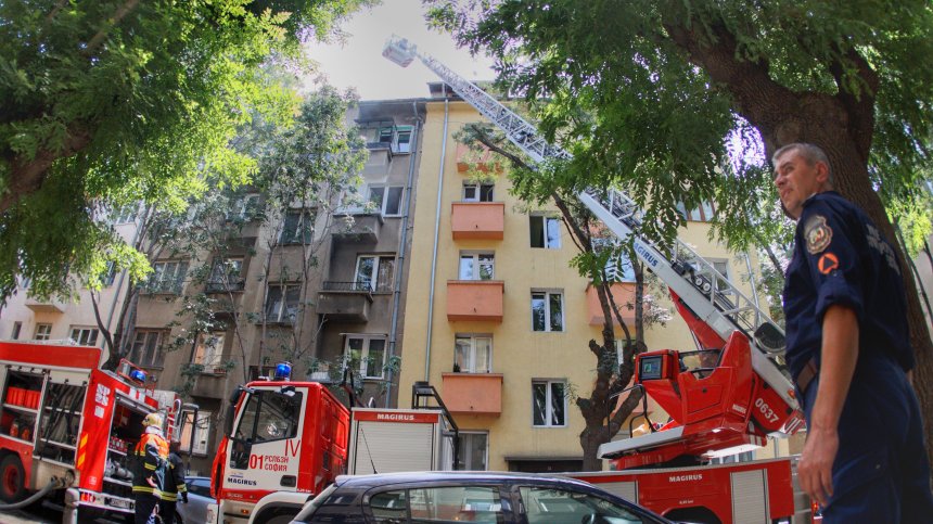 Пожар гори в жилищна сграда на ул. "Лайош Кошут" 1 в столицата