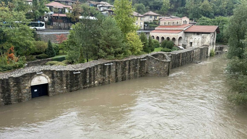 Велико Търново e частично наводнено: Залята църква, блокиран път и рухнал покрив