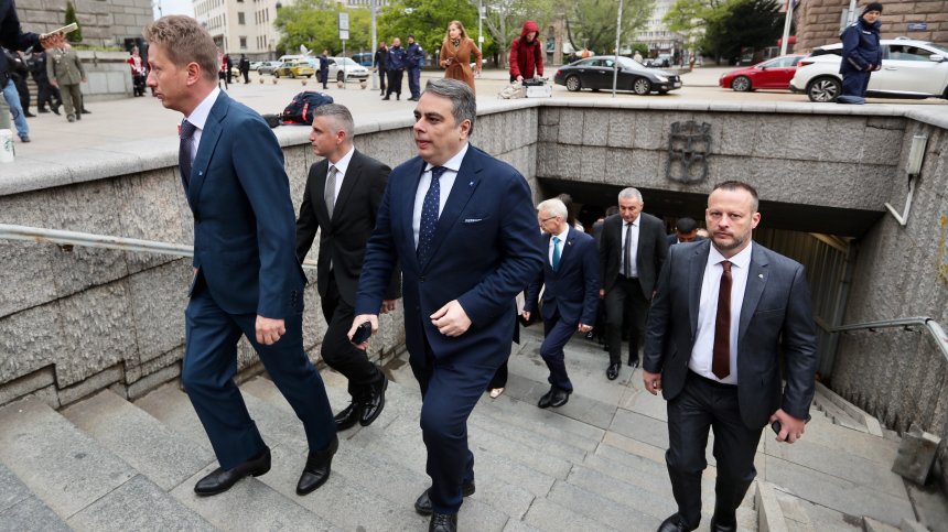 Депутатите пристигат за първото заседания на новия парламент (СНИМКИ)