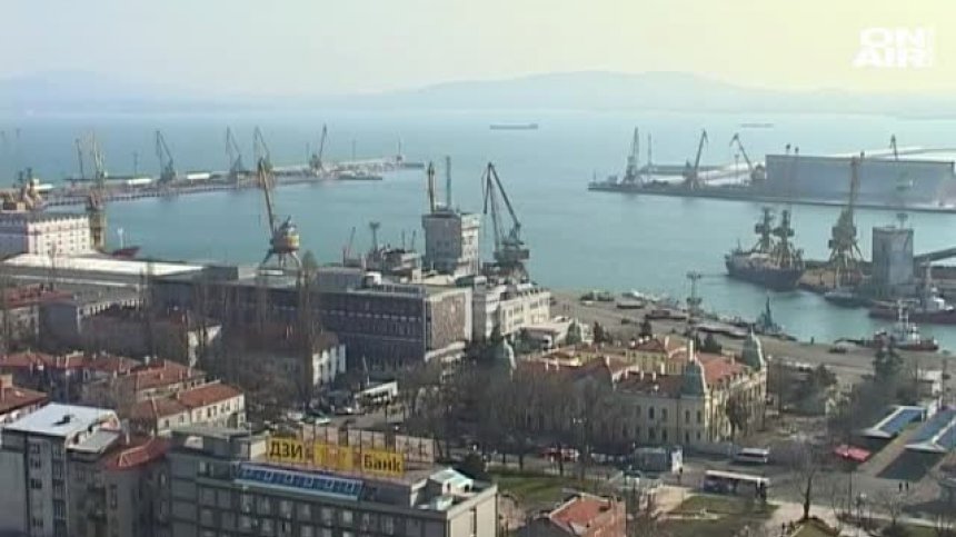 "Морска администрация" не е имала право да "задържа" либийския танкер в Бургас