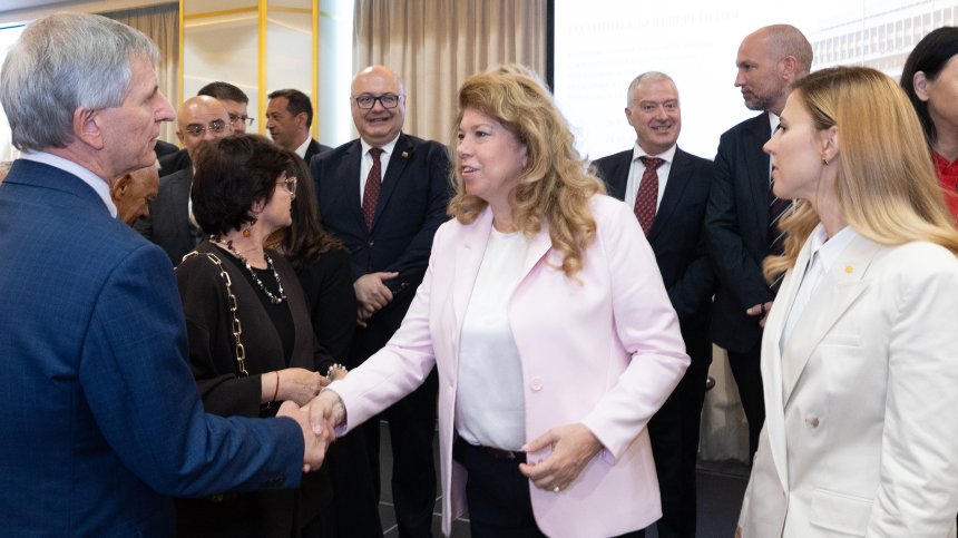 Йотова: България може да бъде сред авторите на мирното споразумение за Украйна
