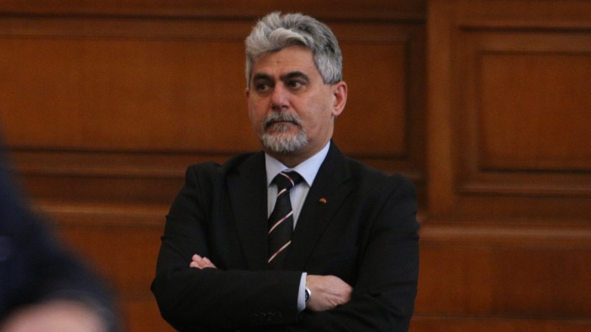 Доц. Михов, ВМРО: Учените не познават действията на коронавируса