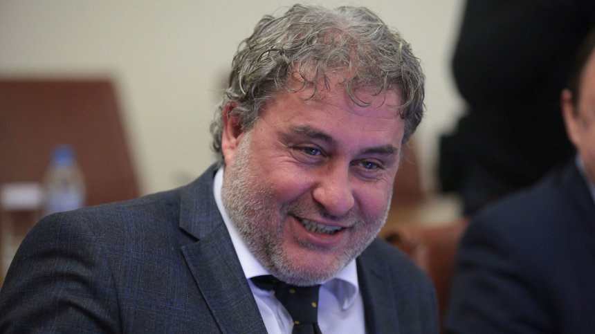 Боил Банов е глобен за тютюнопушене в кабинета си