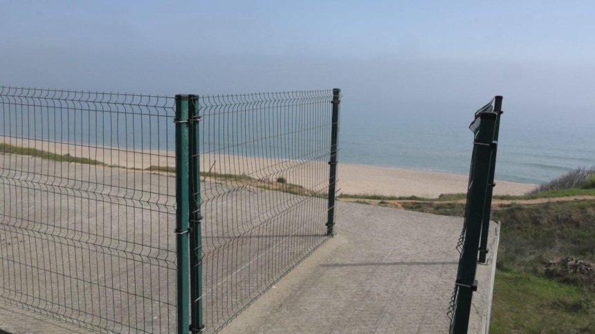 Туристи негодуват заради ограда на плаж "Харманите" в Созопол (ВИДЕО)