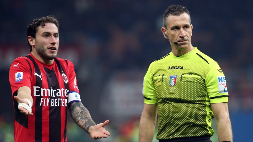 В Италия феновете искат да чуват какво си говорят съдиите