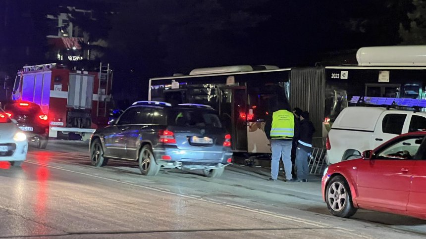 Тежка катастрофа в София, автобус се заби в тротоар на оживен булевард