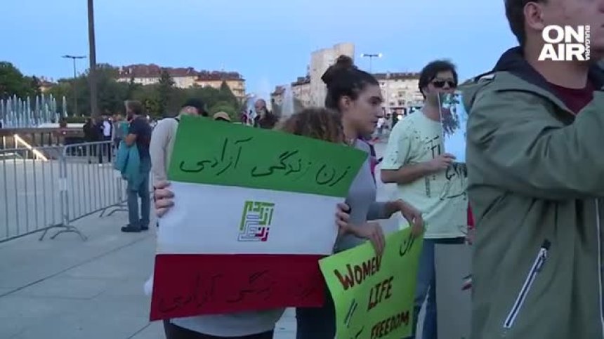 Протести в София с искания за демокрация в Иран: Жените вече не си мълчат