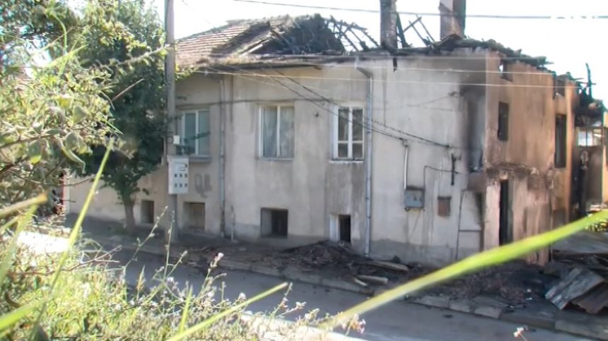 Пожар в къща и гараж в Благоевград, щетите са огромни