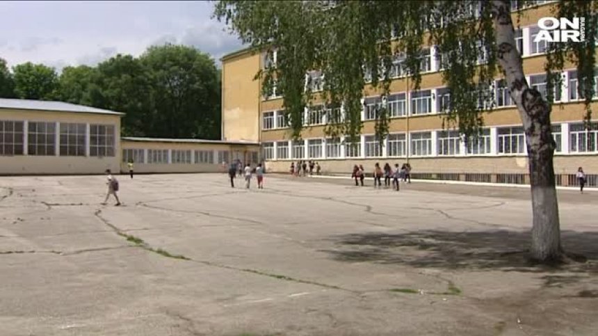 За първия звънец: Полицаи в училищата и сериозна охрана