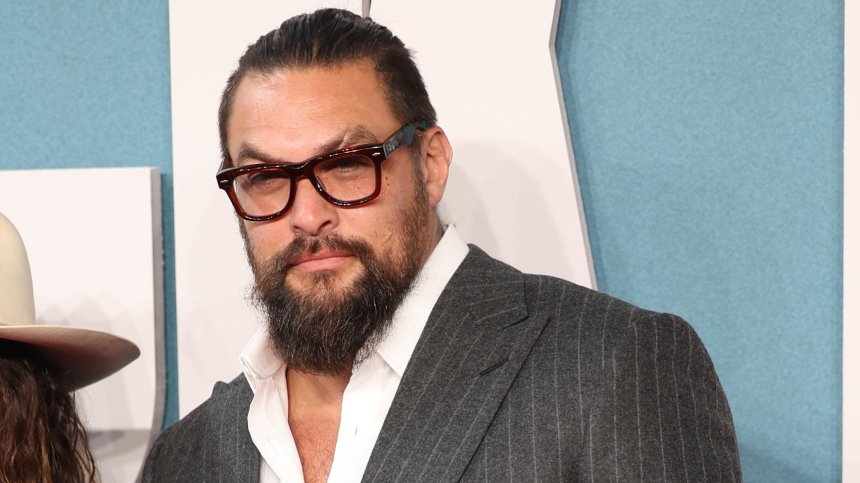 Джейсън Момоа обръсна брадата и дългата си коса (+ВИДЕО)