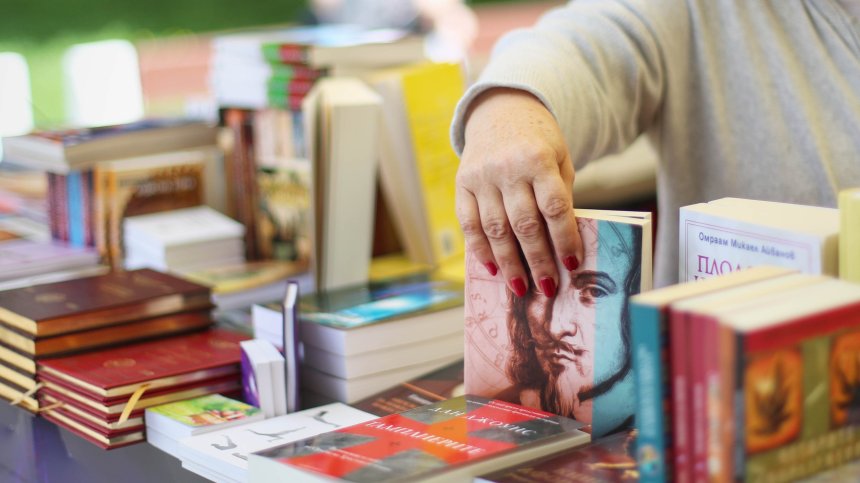 Полицаи в София шокирани от новата мода - крадци задигат книги от книжарници