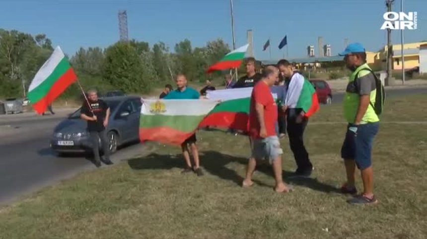 Протестиращи блокираха движението към "Дунав мост"