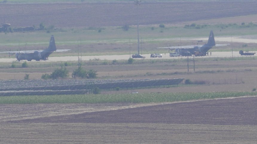 Военна полиция не допуска никого до авиобаза "Безмер"