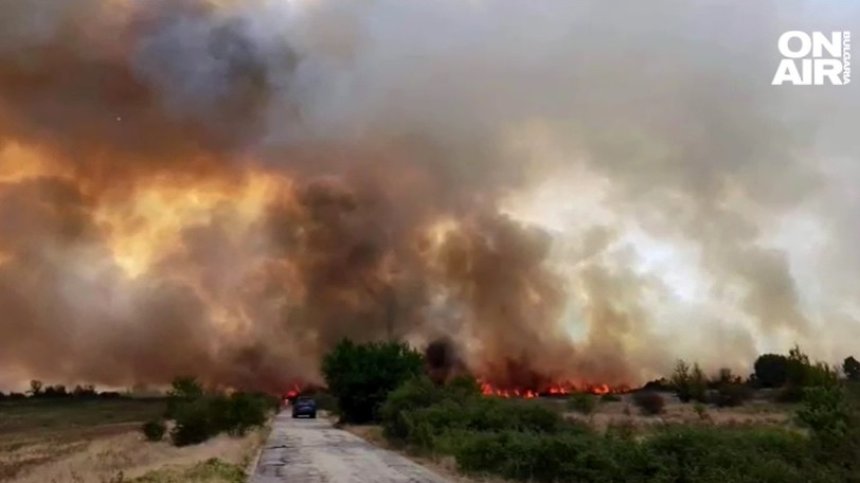 Пожар в птицекомбинат до Враца, трима мъже са обгазени