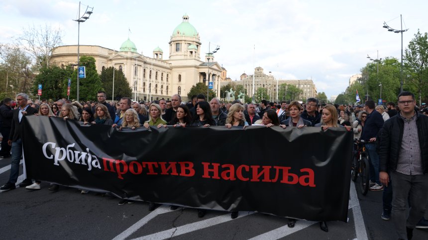 Протестиращи срещу насилието сърби поискаха оставката на Вучич