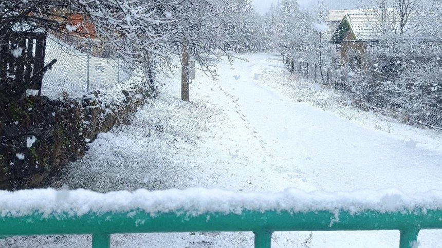 Зимата се завърна: Сняг и задръствания по пътищата, часове без ток на места