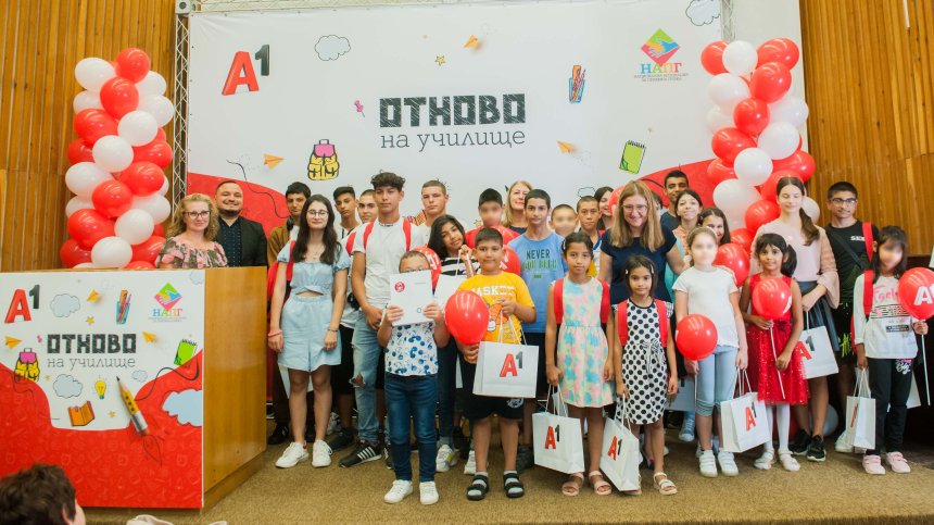 С нови таблети, раници, тетрадки и помагала от А1 близо 330 деца от приемни семейства започнаха новата учебна година