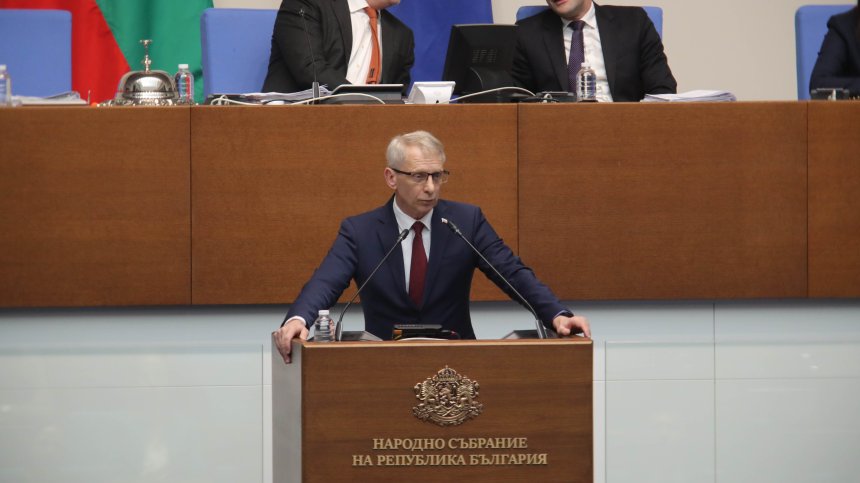 Атаки, критики и обиди: Така Денков стана министър-председател в оставка