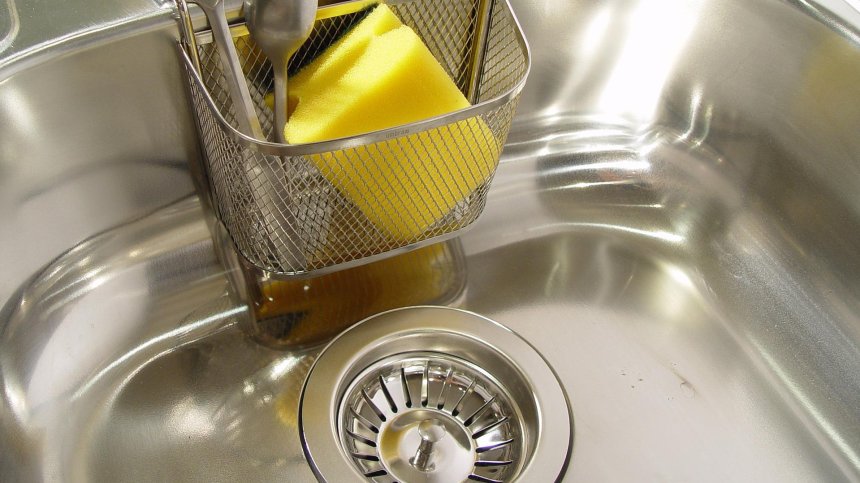 Как да премахнете загорелите замърсявания от съдовете?