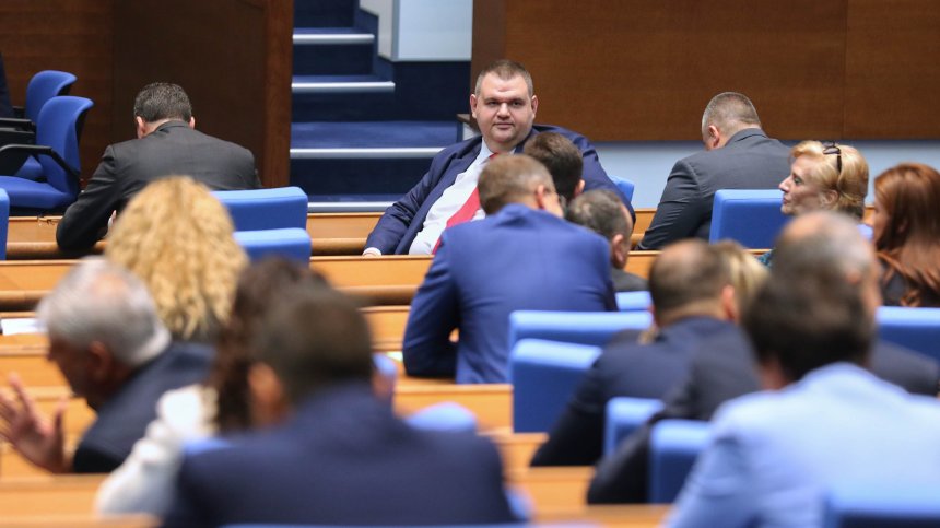 Първото заседание на 51-ия парламент продължава рекордните 18 дни