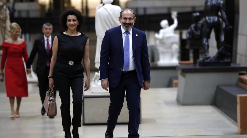 Съпругата на арменския премиер отива на фронта в Нагорни Карабах