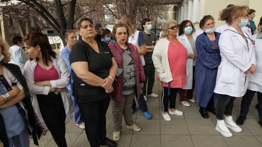 Липсват ни над 30 000 медицински сестри, повече от 22 000 са в пенсионна възраст