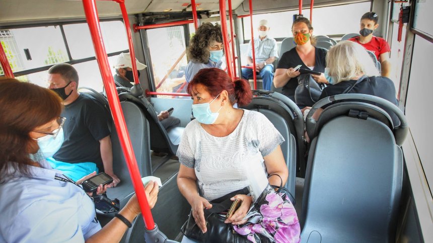 Връщат маските в автобусите, специалист: Дори едно парче плат дава 80% защита