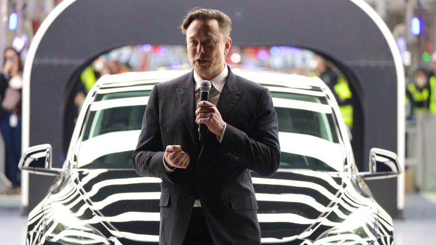 Мъск: Традиционната автомобилна индустрия върви към спад