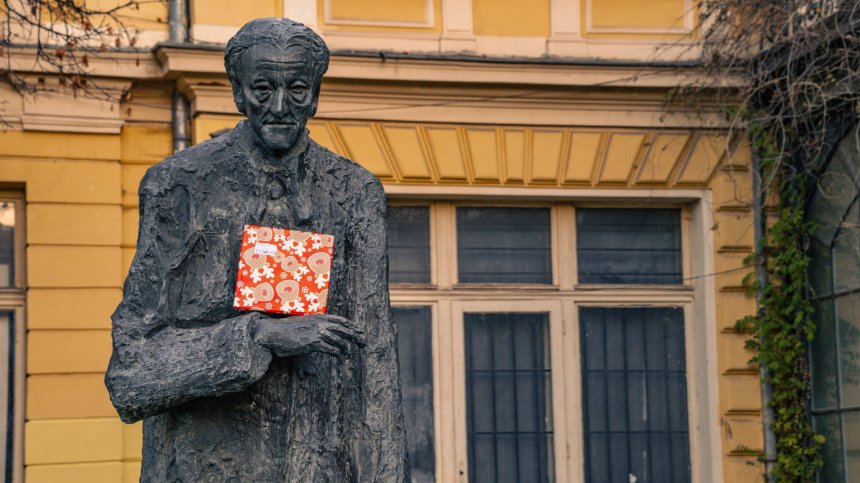 Паметници с подаръци - от "Етюд-и-те на София" изненадаха столичани