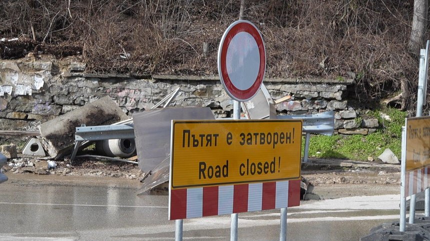 Камъни падат от Трапезица: Пътят за Арбанаси остава затворен (ВИДЕО)