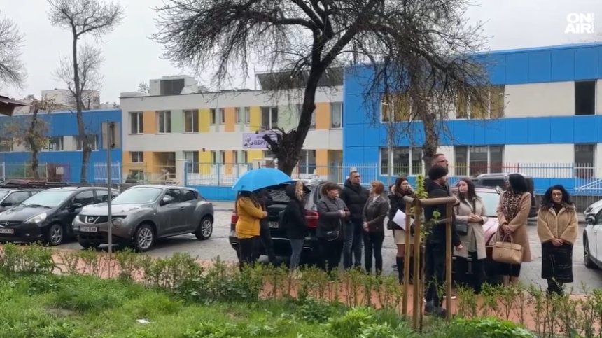 Няма да уволнят учителката от Пловдив, накарала дете да бърка в тоалетна чиния