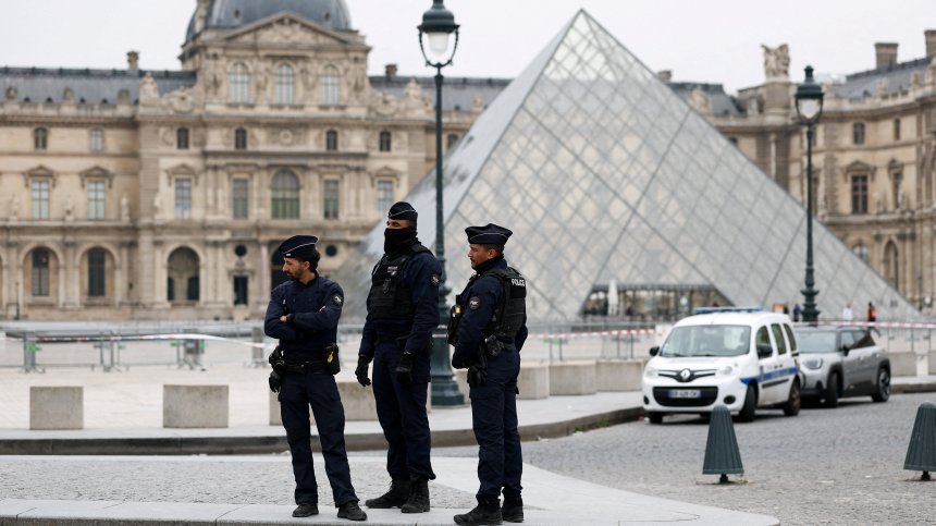 Да изчезнеш за 7 минути с кралски бижута: Всичко за историческия обир в Лувъра