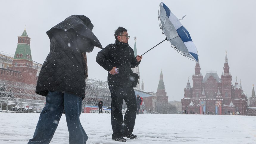 Априлска буря донесе рекорден снеговалеж в Москва (СНИМКИ)