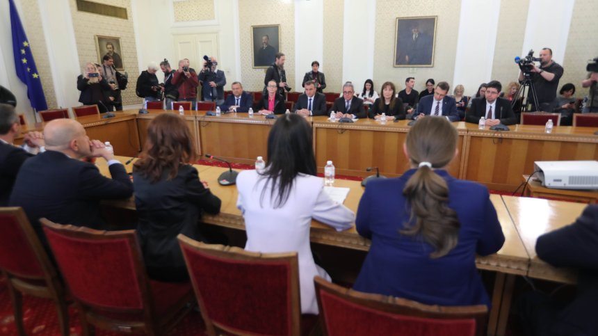ДПС на срещата с Габриел: На България ѝ отива да има жена премиер