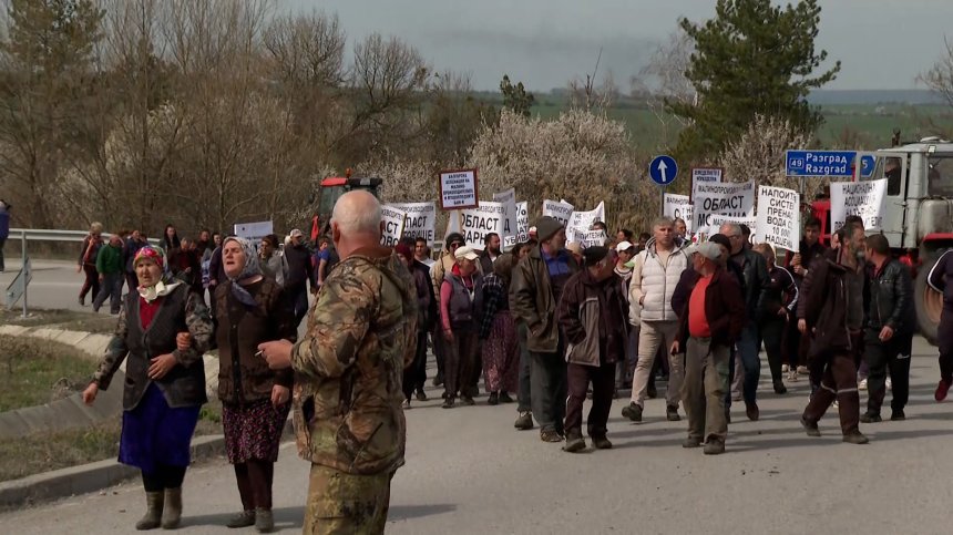 Производители на малини и ягоди на протест, скъпата вода ги заплашва с фалит