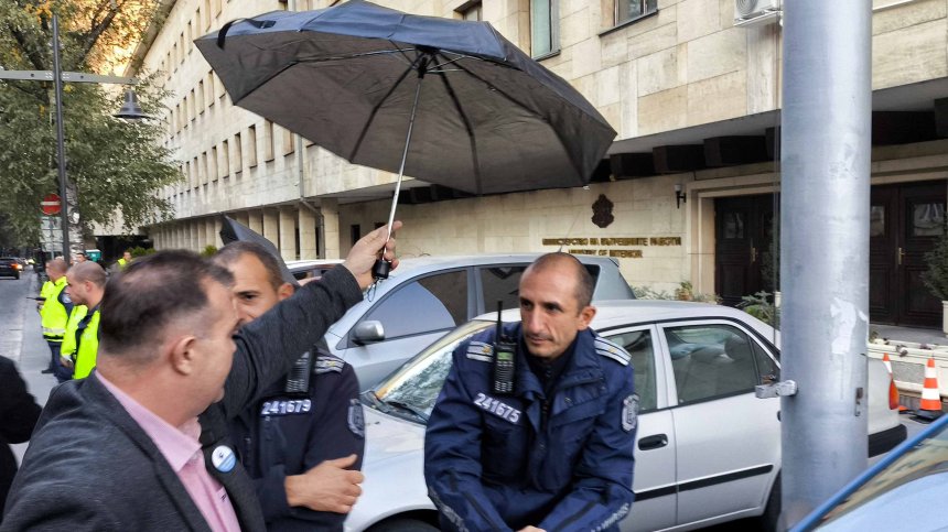 Протестиращи разпънаха чадъри над полицаи пред сградата на МВР в София (СНИМКИ)