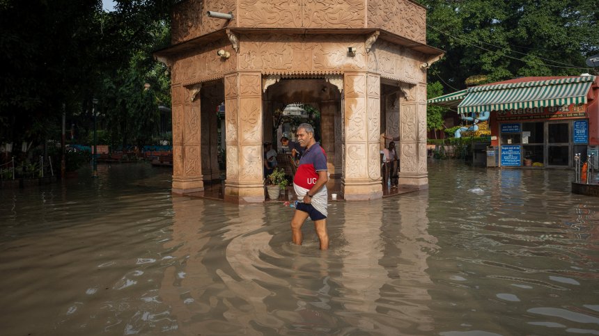 Жертви и евакуирани след наводнения в Индия (СНИМКИ)