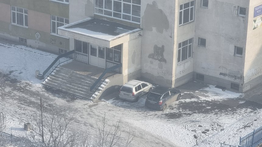 Сигнал: Шофьори редовно паркират колите си в двора на столично училище