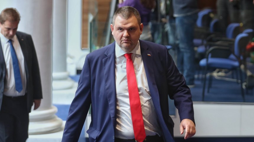 Пеевски призова двама министри да решат проблема с превозвачите на ГКПП "Видин"