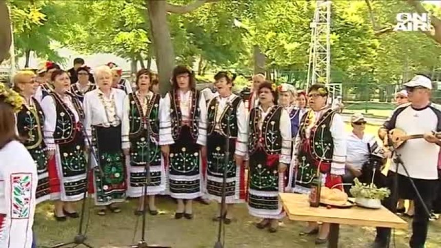 Облечени в традиционни носии малки и големи отбелязаха Еньовден във Варна