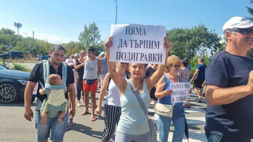 Бургазлии блокираха ключов път в града заради некачествен ВиК ремонт