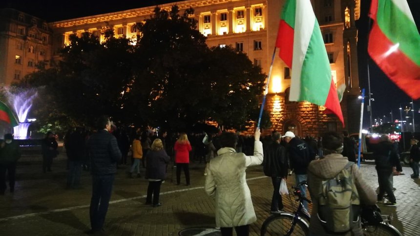 Невролог: Хората гладуват, а вие хвърляте храна и горите маски